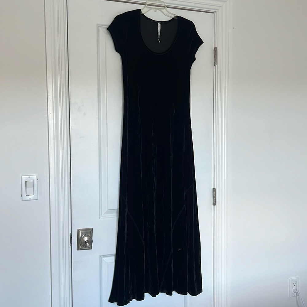 KENSIE BLACK VELVET MAXI DRESS